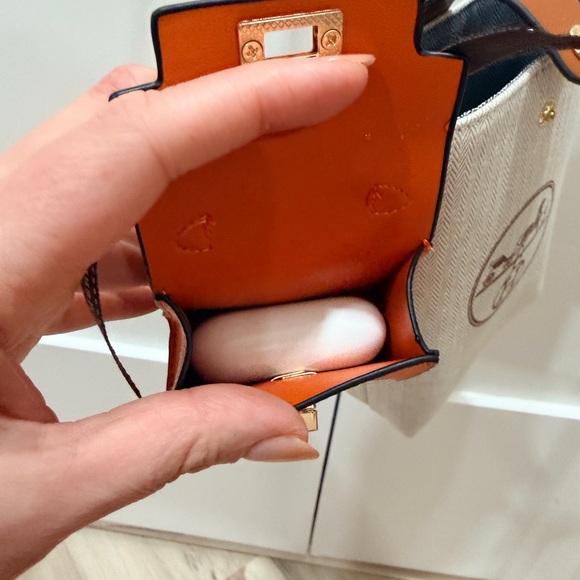 UPCYCLED HERMÈS DUST BAG
PHONE POUCH + air pod holder and gift bag - Picture 8 of 14